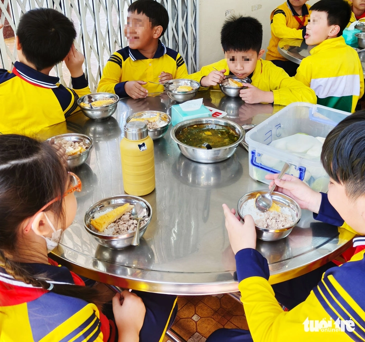 Chủ tịch tỉnh Lâm Đồng phê bình việc xử lý chậm vụ tố cáo thực phẩm bẩn ở trường tiểu học - Ảnh 3.