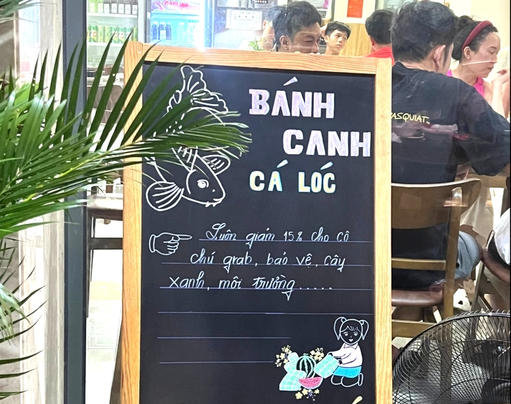 ‘Cấm' shipper vào quán: Ứng xử sao cho đẹp? - Ảnh 2.