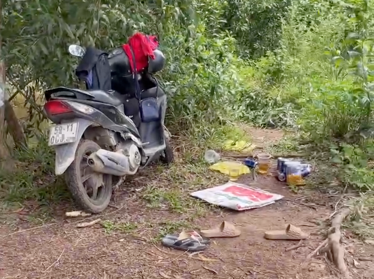 Phát hiện hai thi thể nam, nữ dưới ao nước ở Tây Ninh, trên bờ còn xe máy, dép, bia đang uống dở - Ảnh 1.