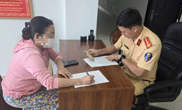 Nữ tài xế đi ngược chiều còn 'cố thủ' không chịu nhường đường cho xe đi đúng làn - Ảnh 2.