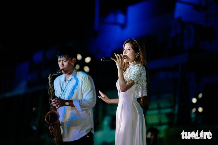 Tổng lãnh sự Anh cùng ca sĩ Đăng Khôi nhảy múa dưới mưa nhân Lễ hội mùa hè Vương quốc Anh - Ảnh 7.
