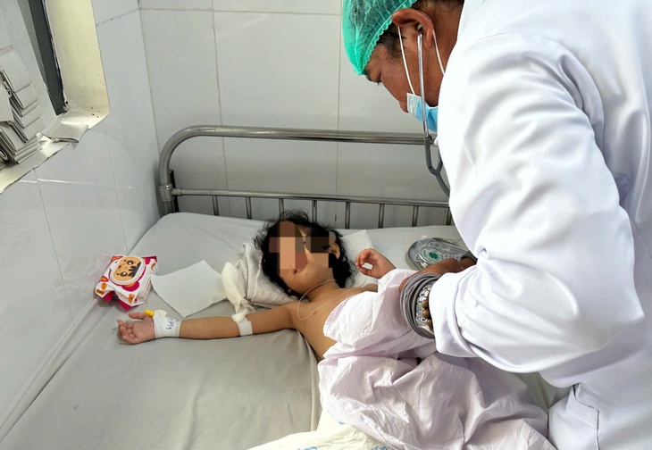 Lấy búi tóc lớn gây tắc ruột bé gái 4 tuổi mắc hội chứng 'công chúa tóc mây' ở Cần Thơ - Ảnh 1.