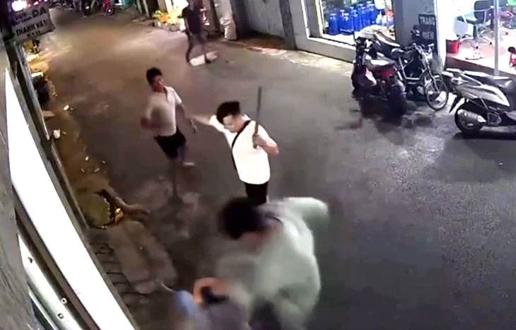 Công an đưa hai người đàn ông hành hung người khác ngất xỉu ở phường Tam Bình về trụ sở làm việc - Ảnh 1.