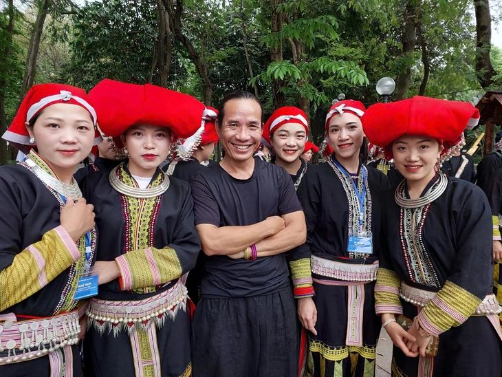 Những phụ nữ và trẻ em từng bán hàng rong, xin ăn ở Sa Pa lên sân khấu biểu diễn - Ảnh 1.