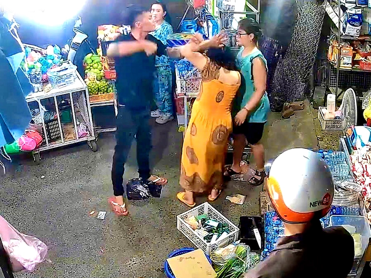 Đề nghị xử lý nghiêm thanh niên xăm trổ đánh phụ nữ mang thai, còn thách thức 'biết tao là ai không' - Ảnh 1.