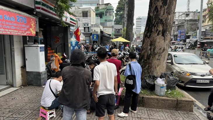 'Thấy người ta mua vàng, mình cũng mua': Nếu không tính kỹ, dễ vướng nợ nần - Ảnh 1.