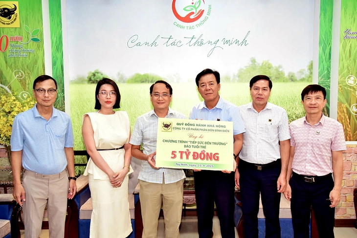 Công ty cổ phần phân bón Bình Điền trao Tuổi Trẻ 5 tỉ đồng tiếp sức đến trường - Ảnh 1.