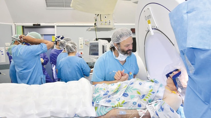 Israel: Phẫu thuật não bằng phương pháp thôi miên bệnh nhân - Ảnh 1.