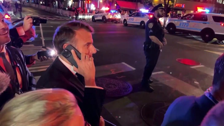 Bị chặn đường ở New York, Tổng thống Pháp vừa đi bộ vừa gọi điện cho ông Trump - Ảnh 1.