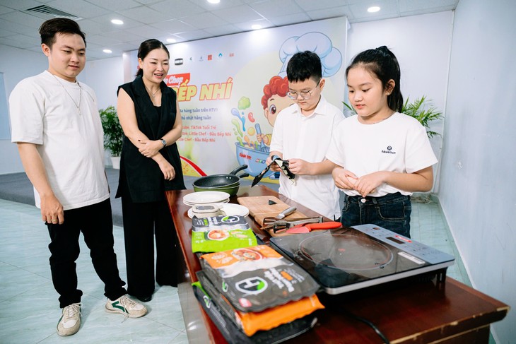 Nữ tổng đạo diễn Đầu bếp nhí: từng thực hiện Ký ức vui vẻ, đang làm Siêu Thực Thành mùa 2 - Ảnh 4. Tổng đạo diễn Đầu bếp nhí: Từng thực hiện Ký ức vui vẻ, đang làm Siêu thực Thành mùa 2 - Ảnh 4.