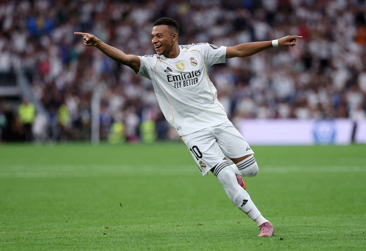Mbappe ghi 2 bàn trong 3 phút với phong cách lạnh lùng - Ảnh 1.