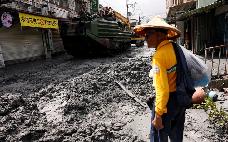 Mưa kỷ lục trong 37 năm làm tê liệt thành phố ở Ấn Độ, 10 người chết do điện giật - Ảnh 4.
