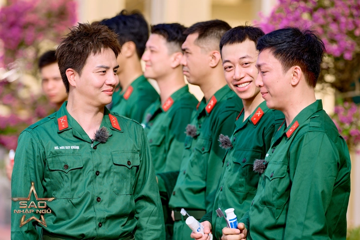 Sao nhập ngũ ngập tràn tiếng cười Duy Khánh, Chi Pu rất 'máu, chiến' - Ảnh 1.