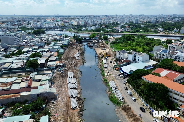 Thi công cải tạo rạch Xuyên Tâm gặp khó vì mặt bằng 'da beo' - Ảnh 3.