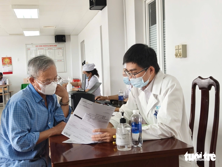 Vụ án kê khống số ca tán sỏi: Bệnh nhân bức xúc vì 8 lần nhập viện điều trị vẫn không khỏi - Ảnh 2.