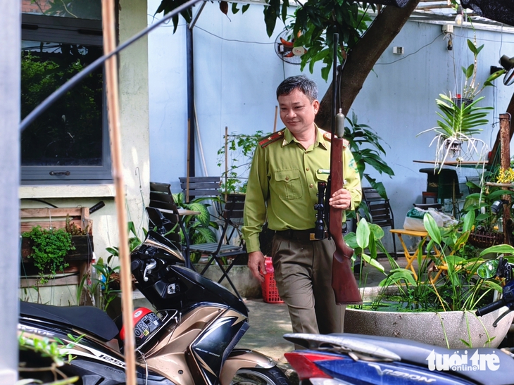 Bắn gây mê, bắt khỉ đuôi dài hơn 8kg vào nhà dân ở phường Chánh Hưng lục lọi đồ ăn - Ảnh 3.