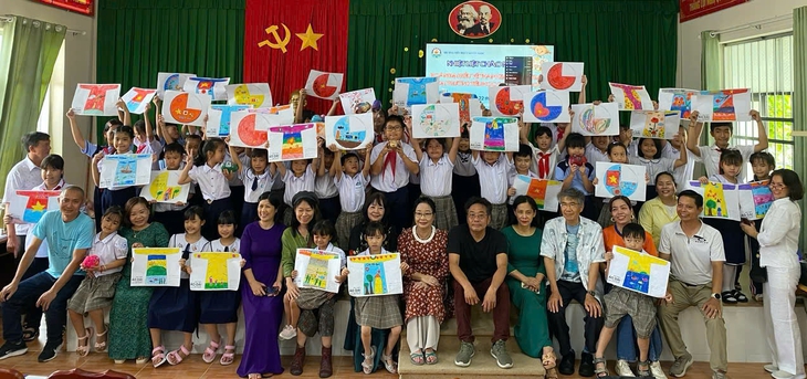 Họa sĩ Nhật đến Côn Đảo dạy vẽ tranh - Ảnh 1.