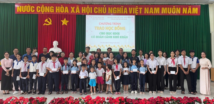 Họa sĩ Nhật đến Côn Đảo dạy vẽ tranh - Ảnh 4.