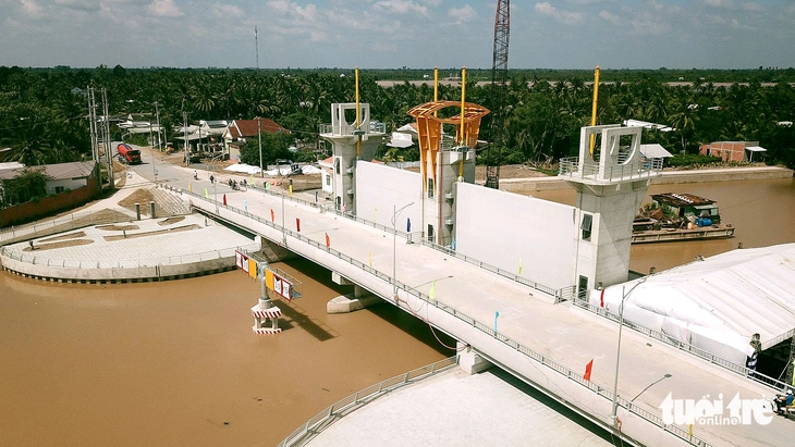 Cống Cái Hàng phục vụ 5.000ha cây ăn trái, hoa kiểng của người dân Vĩnh Long - Ảnh 1.