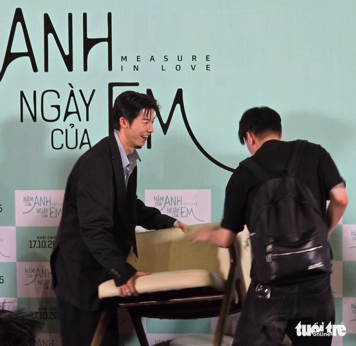 Đến Việt Nam, Hứa Quang Hán ngơ ngác khi rạp mất điện, năng nổ bê ghế giúp nhân viên - Ảnh 4.