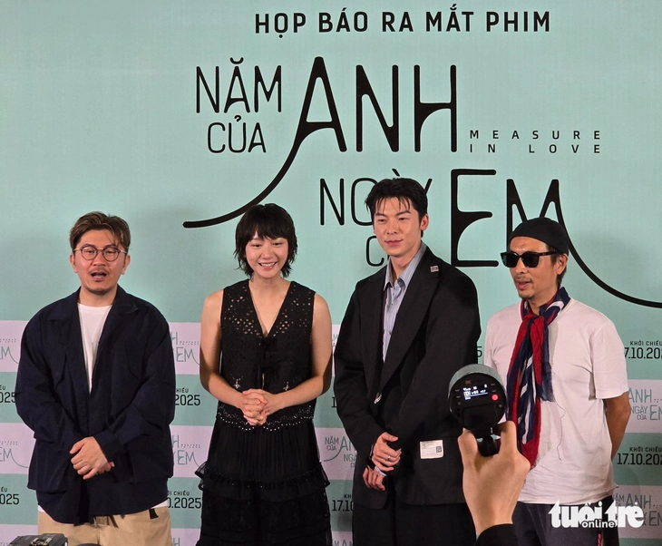Đến Việt Nam, Hứa Quang Hán ngơ ngác khi rạp mất điện, năng nổ bê ghế giúp nhân viên - Ảnh 5.