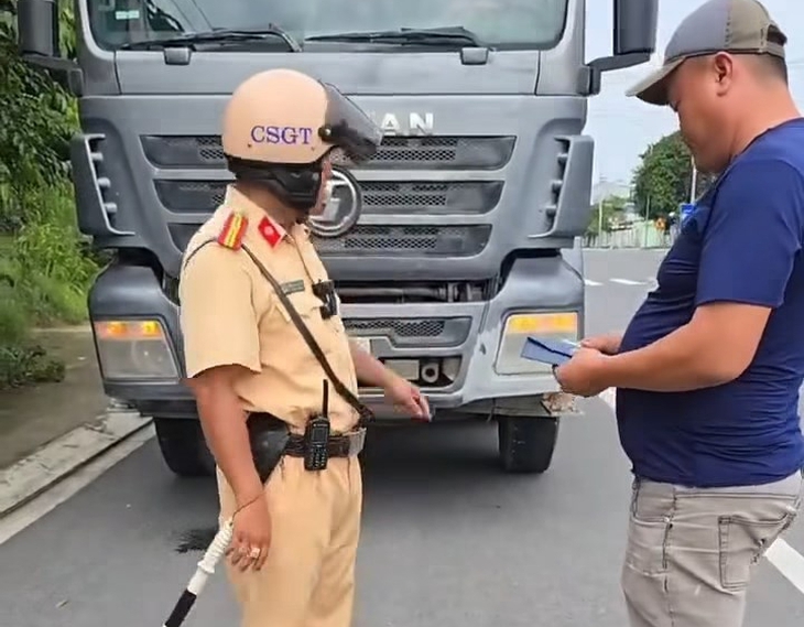 Người dân quay clip xe ben chạy vào làn xe máy, tài xế bị lập biên bản - Ảnh 3.