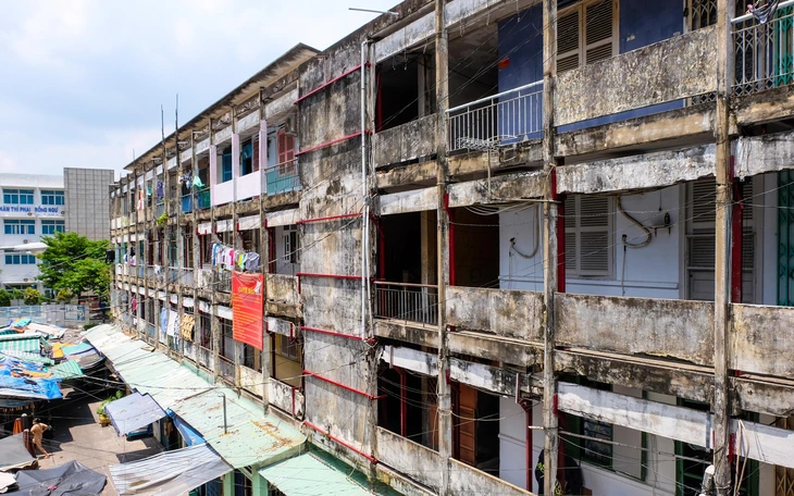 Rà soát quy hoạch để mời gọi đầu tư 19 chung cư cũ ở TP.HCM - Ảnh 2.