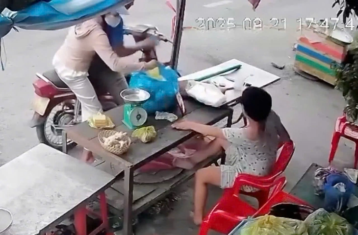 Vụ việc gây bức xúc: Bắt một người trong vụ cướp điện thoại của người khuyết tật bán hàng bên đường - Ảnh 3.