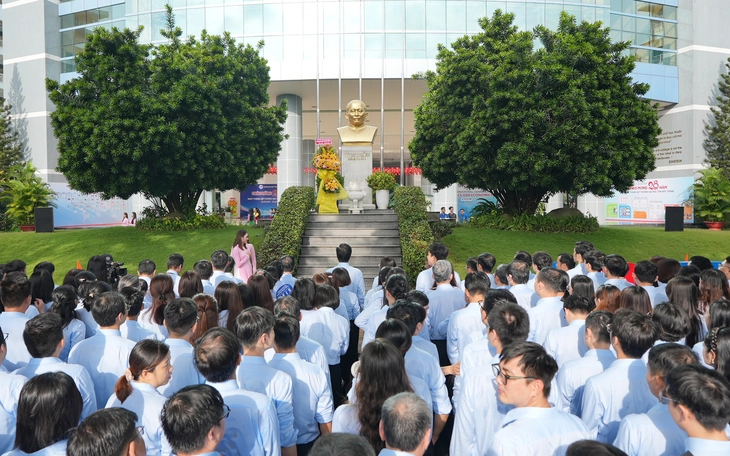 Phó Thủ tướng Mai Văn Chính thăm Trường đại học Tôn Đức Thắng nhân dịp bế mạc giải bóng đá công nhân - Ảnh 6.