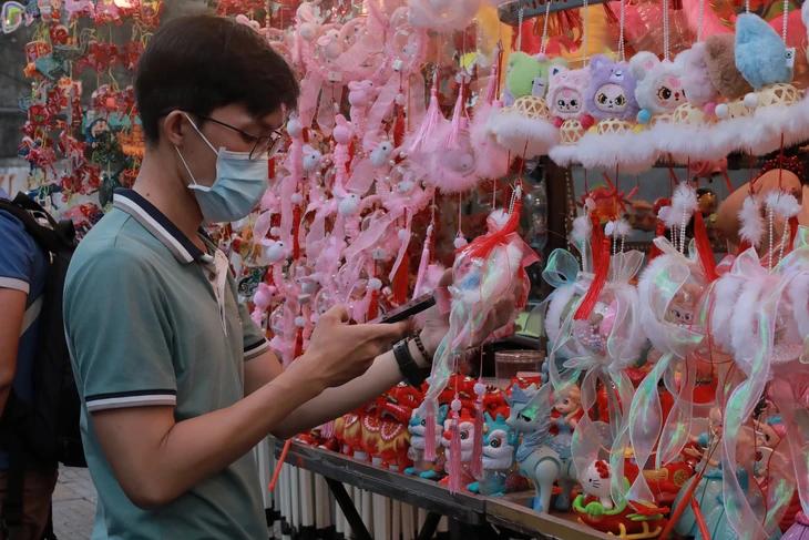 Phố lồng đèn, không gian Trung thu rực rỡ giữa lòng Chợ Lớn chính thức khai hội - Ảnh 4.