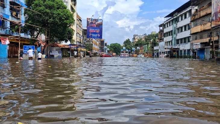Mưa kỷ lục trong 37 năm làm tê liệt thành phố ở Ấn Độ, 10 người chết do điện giật - Ảnh 3.