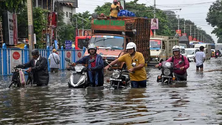 Mưa kỷ lục trong 37 năm làm tê liệt thành phố ở Ấn Độ, 10 người chết do điện giật - Ảnh 2.