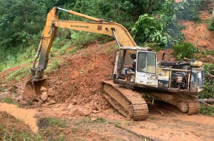Sạt lở làm quả đồi đổ sập, tỉnh lộ 674 tê liệt - Ảnh 3.