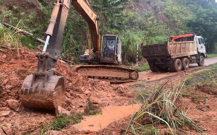 Xuất hiện vết nứt dài gần 200m trên đồi, Quảng Ngãi khẩn trương sơ tán dân - Ảnh 4.