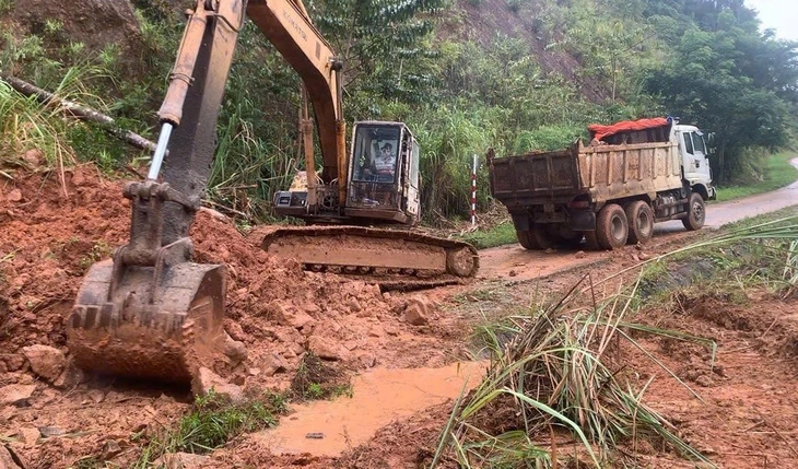Sạt lở làm quả đồi đổ sập, tỉnh lộ 674 tê liệt - Ảnh 1.