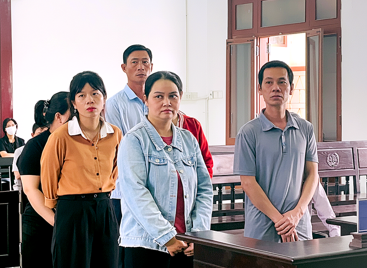 Cả dàn cán bộ xã vào tù vì tham ô và giúp sức 'rút ruột' ngân sách - Ảnh 1.
