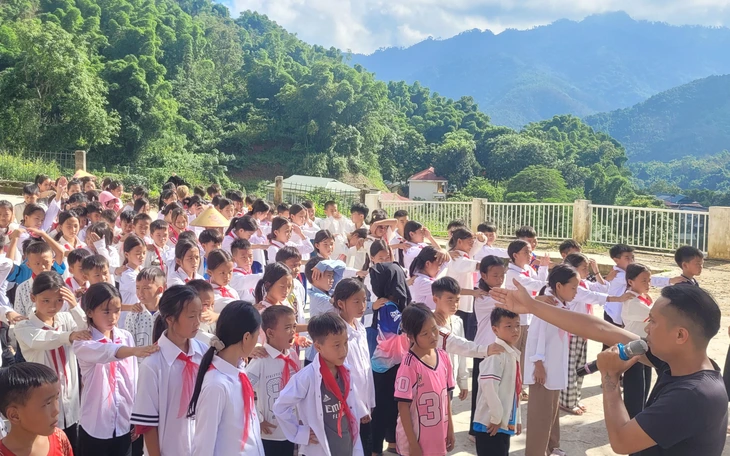 Thứ trưởng Bộ GDĐT nói về việc chấn chỉnh tình trạng 'lạm thu' đầu năm học - Ảnh 2.