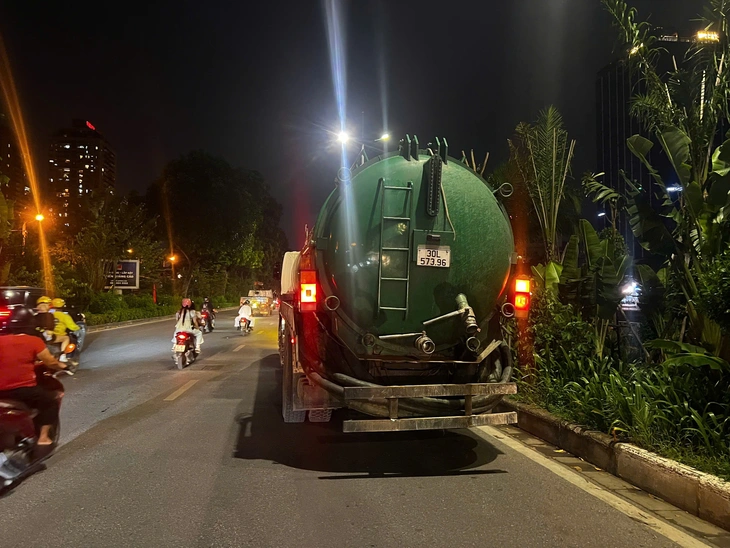 3 người bị bắt vì xả trộm gần 50m³ chất thải bể phốt xuống sông Tô Lịch - Ảnh 4.
