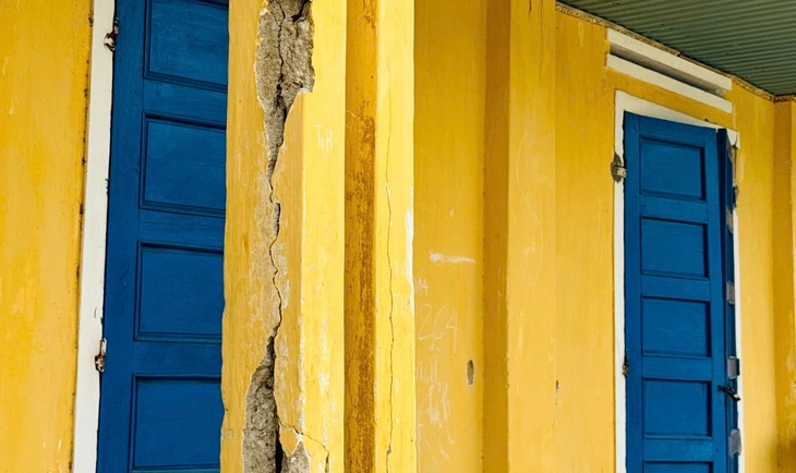 Trường xây 30 năm xuống cấp nghiêm trọng, giáo viên và học sinh đều nơm nớp - Ảnh 2.
