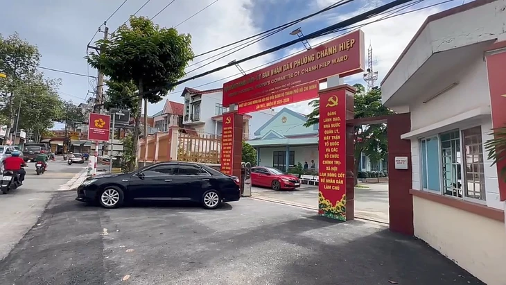 Vụ 'xây nhà trên đất người khác' ở TP.HCM: Hòa giải thành, thuê ‘thần đèn’ dời nhà trong 45 ngày - Ảnh 2.
