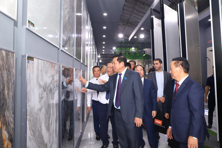 Hơn 1.000 gian hàng giới thiệu công nghệ và sản phẩm mới ngành xây dựng - Ảnh 1.