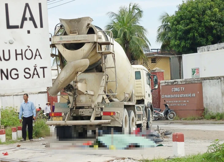 Xe bồn cán chết hai chị em đi xe máy - Ảnh 1.