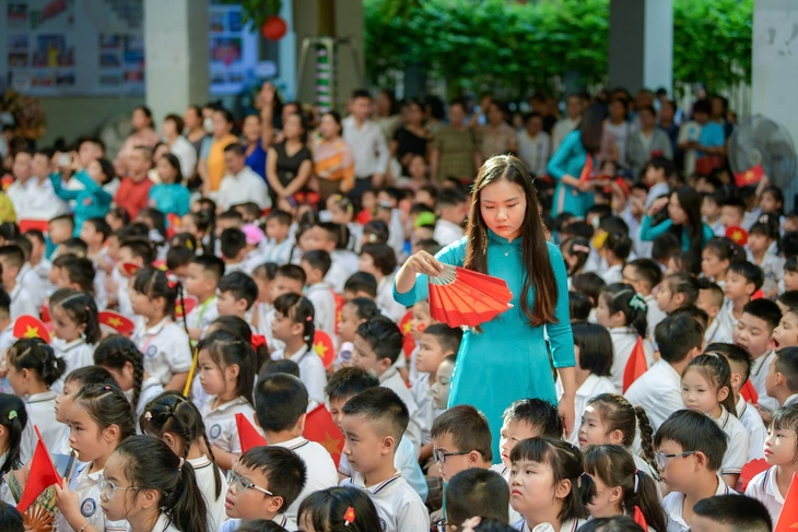 Giáo viên dạy thêm giờ được trả lương gấp rưỡi, tối đa 200 tiết - Ảnh 1.
