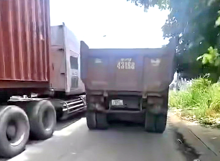 Người dân quay clip xe ben chạy vào làn xe máy, tài xế bị lập biên bản - Ảnh 1.
