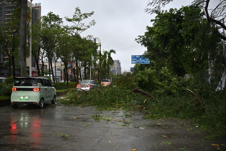Cảnh tan hoang ở thành phố của Trung Quốc sau bão Ragasa - Ảnh 2.