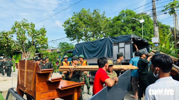 Sạt lở bờ sông Tiền, 5 căn nhà sụp xuống sông - Ảnh 5.