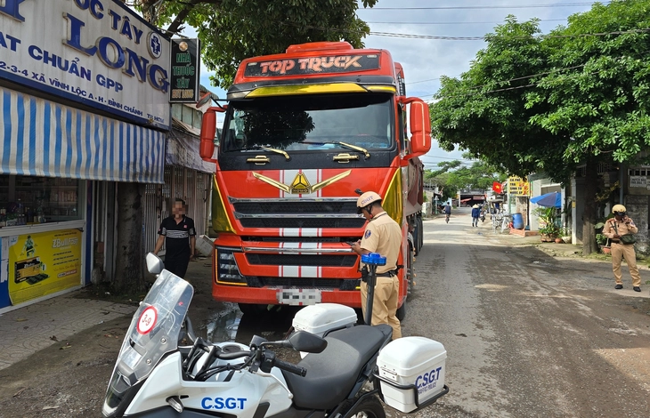 Tài xế và chủ xe ben bị phạt hơn 120 triệu đồng vì chạy vào đường cấm, chở quá tải - Ảnh 1.