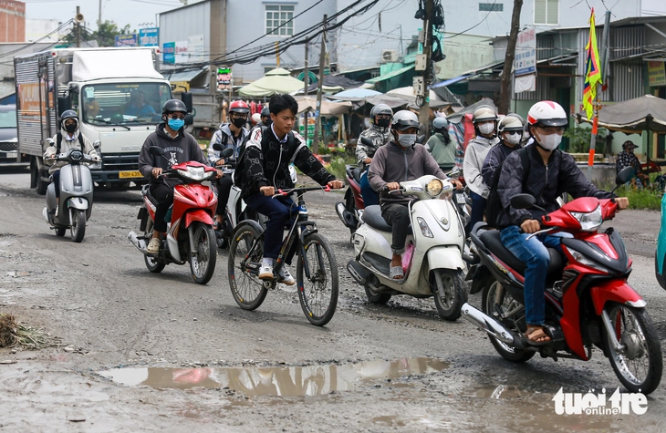 Đường hẻm xuống cấp ở TP.HCM, người dân muốn sửa phải làm sao? - Ảnh 1.