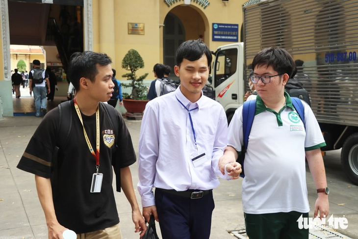 Dùng âm nhạc ‘chiếu sáng’ bóng đêm, nam sinh mù ở Đà Nẵng vào đại học - Ảnh 1.