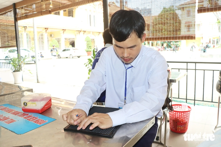 Dùng âm nhạc ‘chiếu sáng’ bóng đêm, nam sinh mù ở Đà Nẵng vào đại học - Ảnh 2.